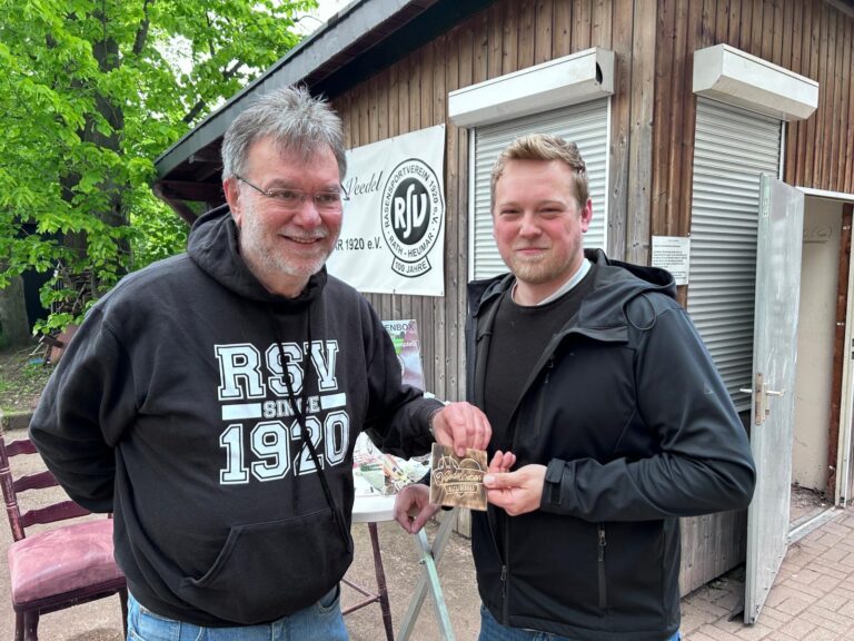 Oscar Schmitz bei einer Spendenübergabe an den RSV Rath-Heumar nach dem Veedelstag